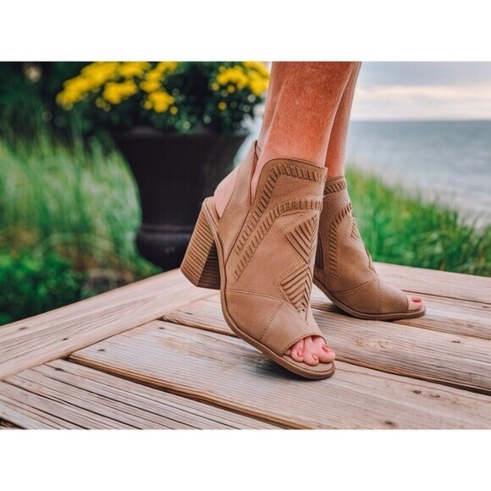 Universal Thread Laser Cut Peep Toe Booties Womens 10 Tan Block Heel Cutout Zip